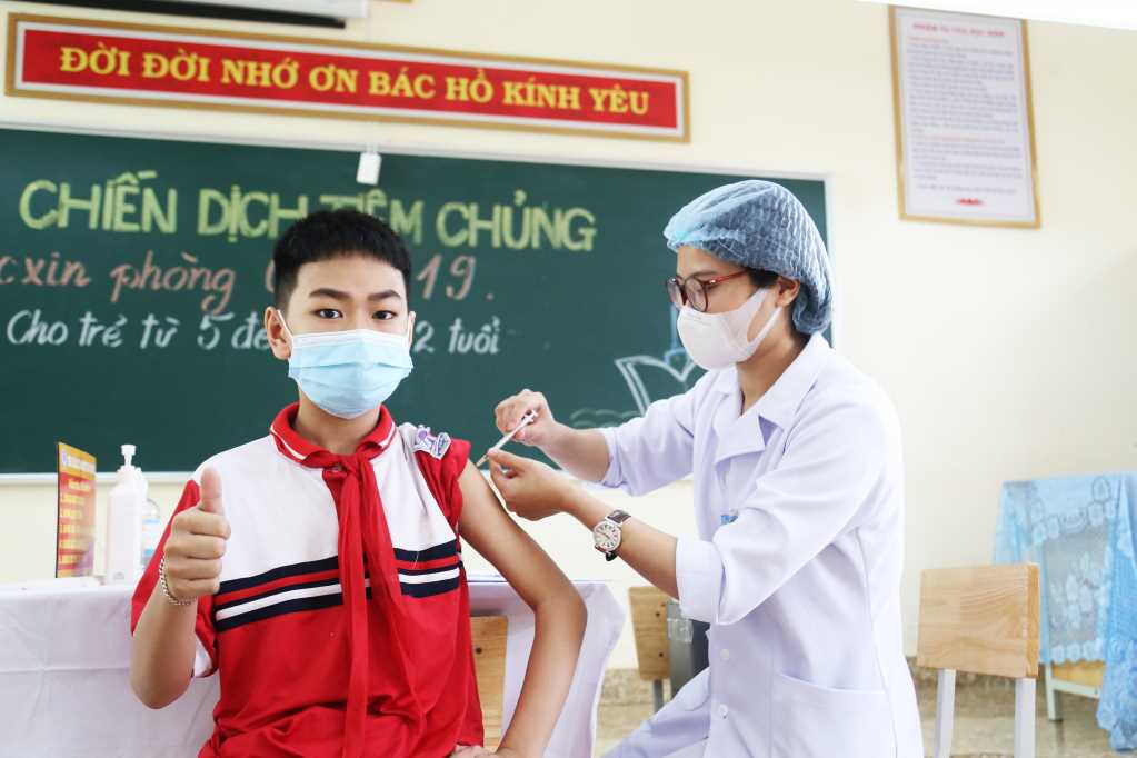 168-hoc-sinh-lop-6-duoc-tiem-vac-xin-phong-covid-19-an-toan-11-16500817306602010462440-1650084055268-1650084055617369066584