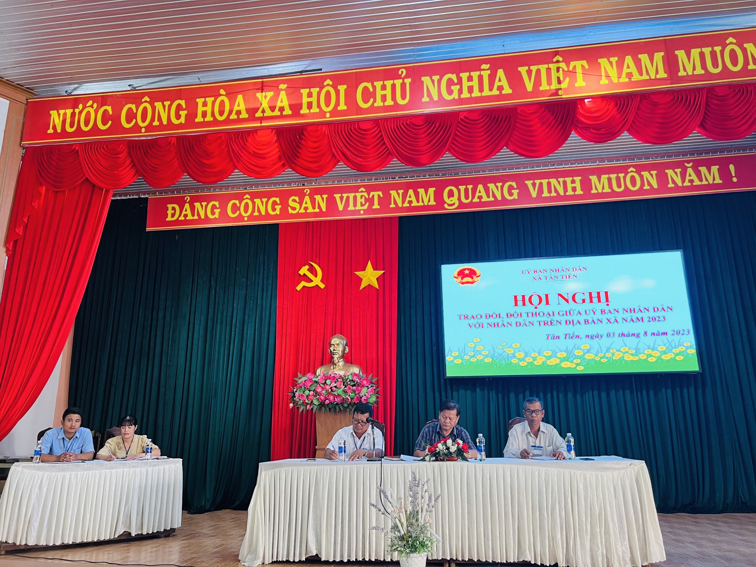 UBND XÃ TÂN TIẾN TỔ CHỨC HỘI NGHỊ TRAO ĐỔI, ĐỐI THOẠI GIỮA UỶ BAN NHÂN DÂN XÃ VỚI NHÂN DÂN