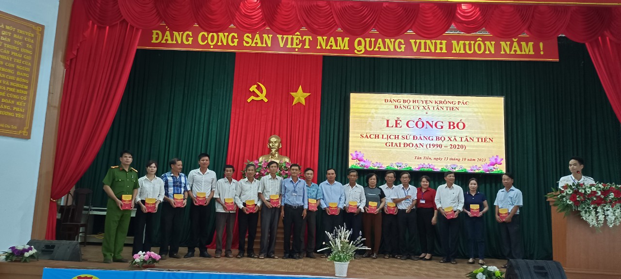 Đảng uỷ xã Tân Tiến tổ chức Lễ Công bố sách Lịch sử Đảng bộ xã Tân Tiến giai đoạn 1990-2020