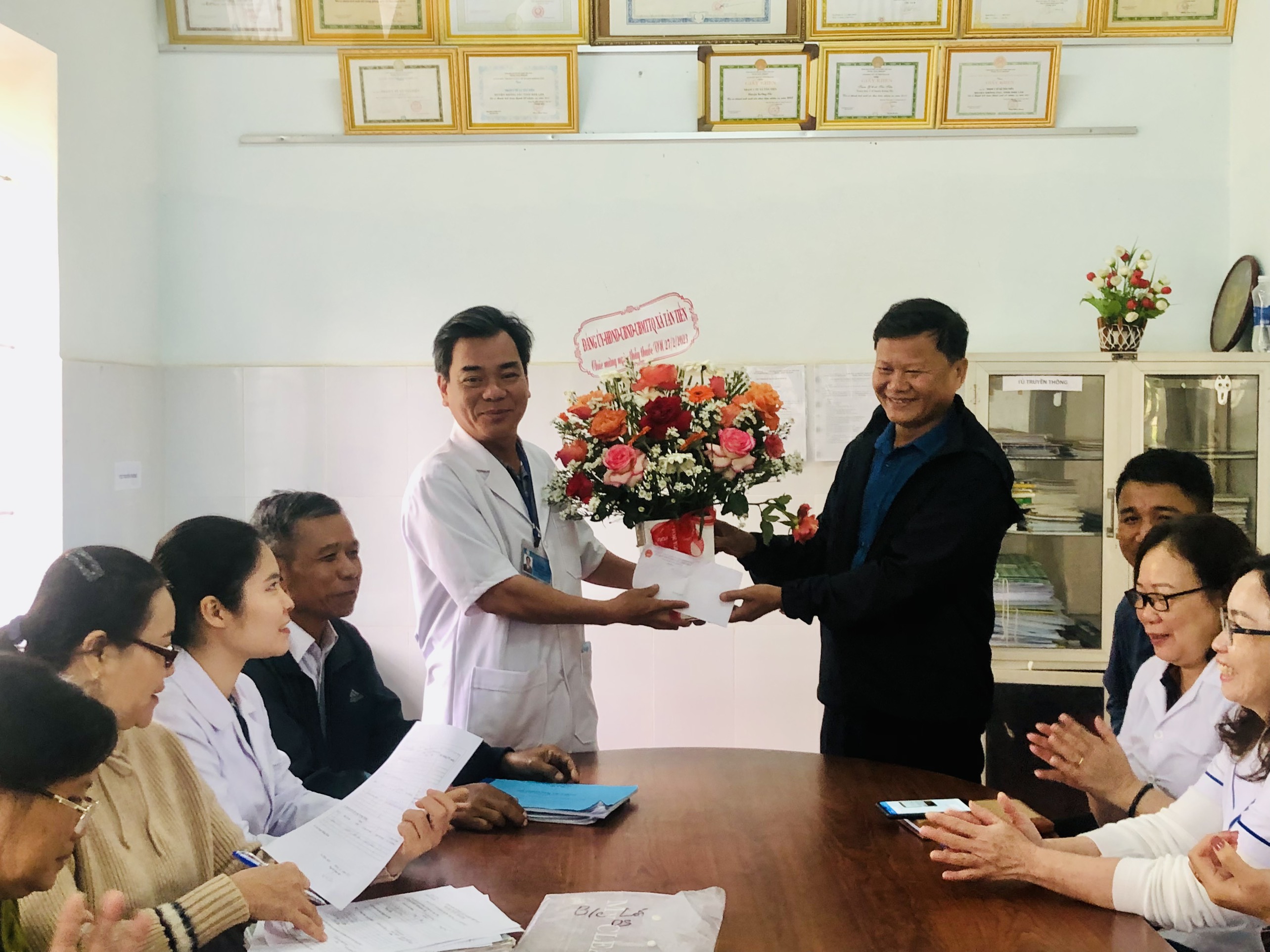 Lãnh đạo UBND xã Tân Tiến thăm tặng quà Trạm y tế nhân kỷ niệm 68 năm ngày thầy thuốc Việt Nam (27/2/1955-27/2/2023)