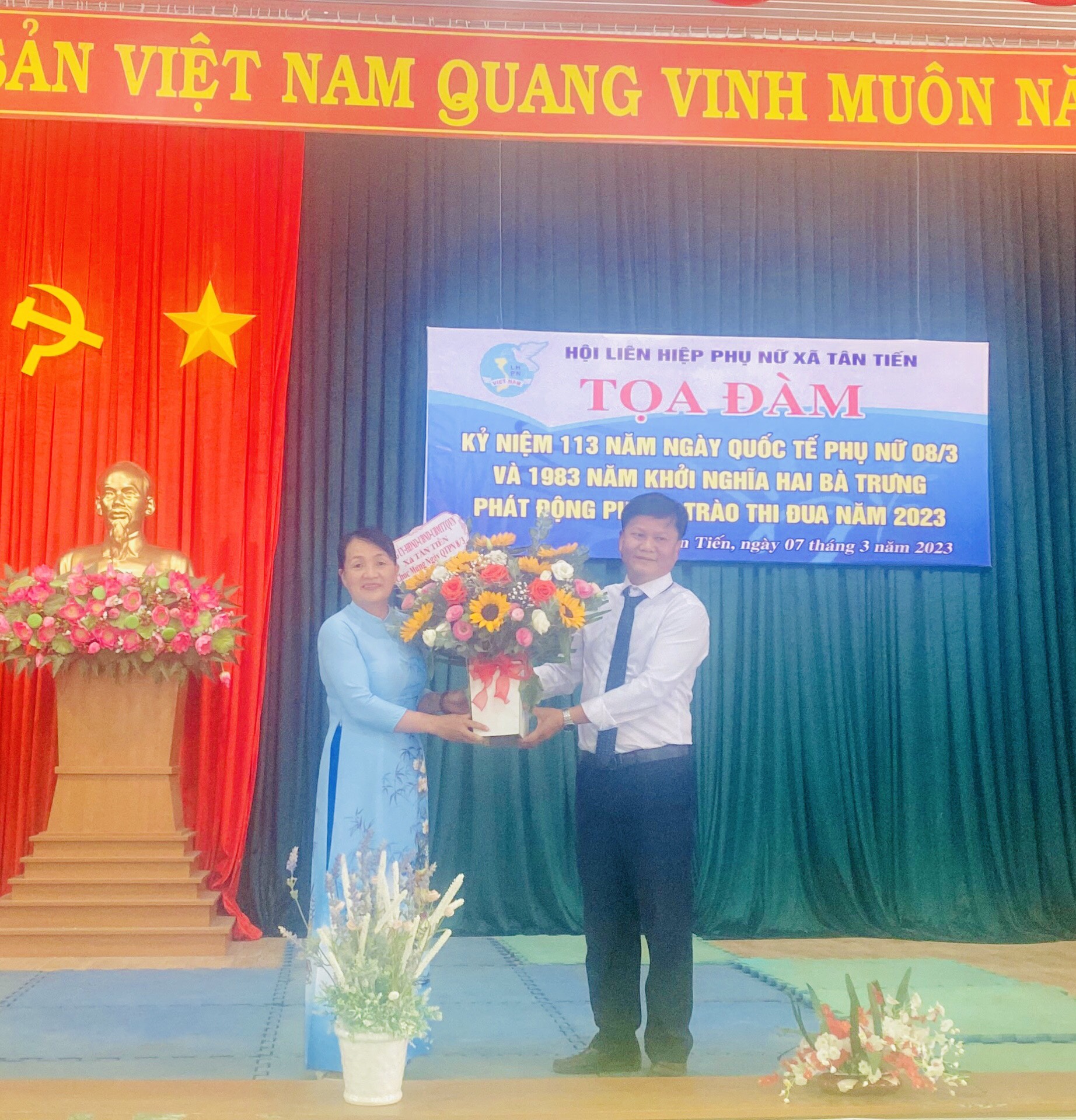 HỘI LHPN XÃ TÂN TIẾN TỌA ĐÀM  113 NĂM NGÀY QUỐC TẾ PHỤ NỮ 08/3