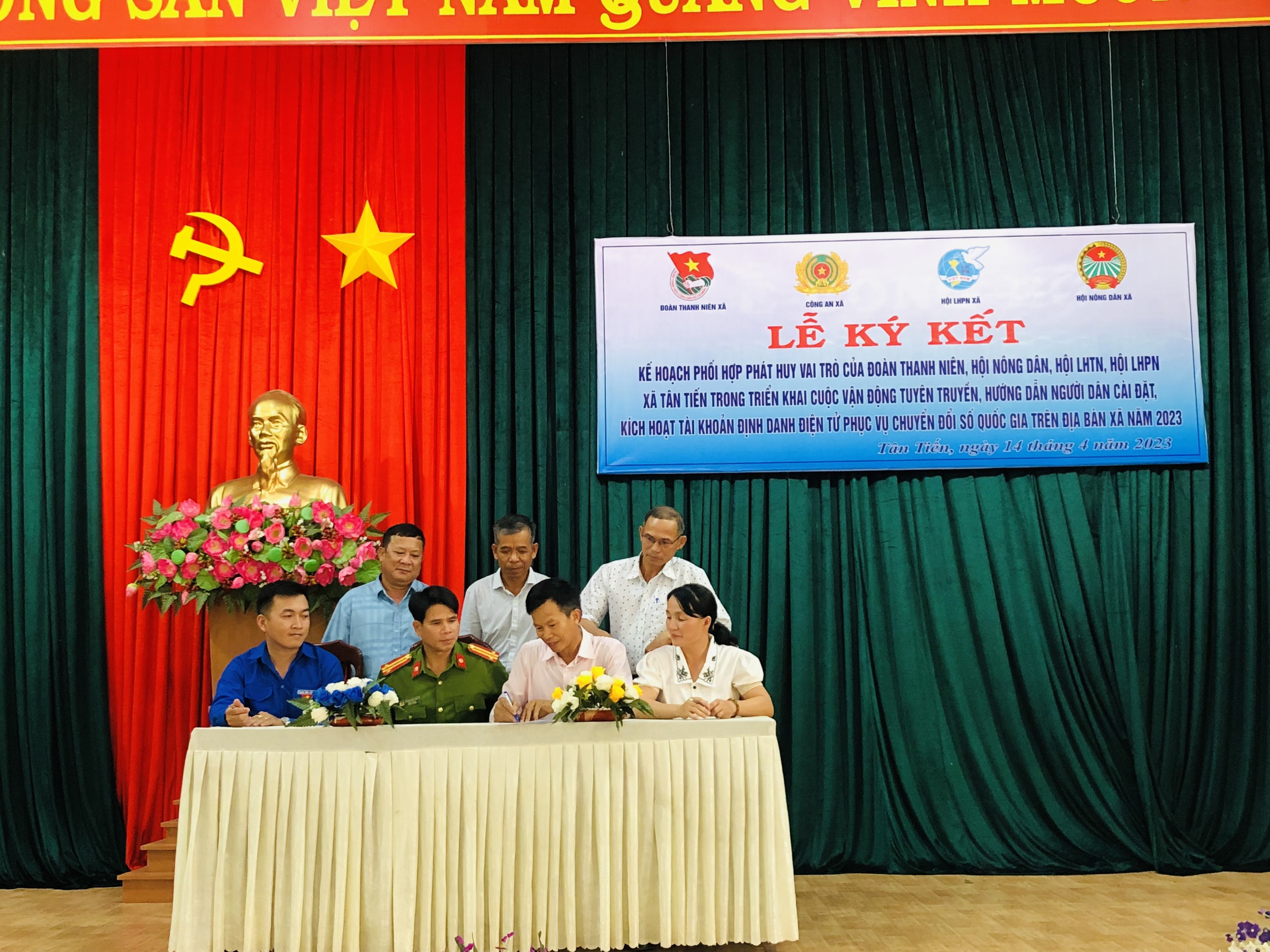 LỄ KÝ KẾT PHỐI HỢP HƯỚNG DẪN CÀI ĐẶT, KÍCH HOẠT TÀI KHOẢN ĐỊNH DANH ĐIỆN TỬ TRÊN ĐỊA BÀN XÃ