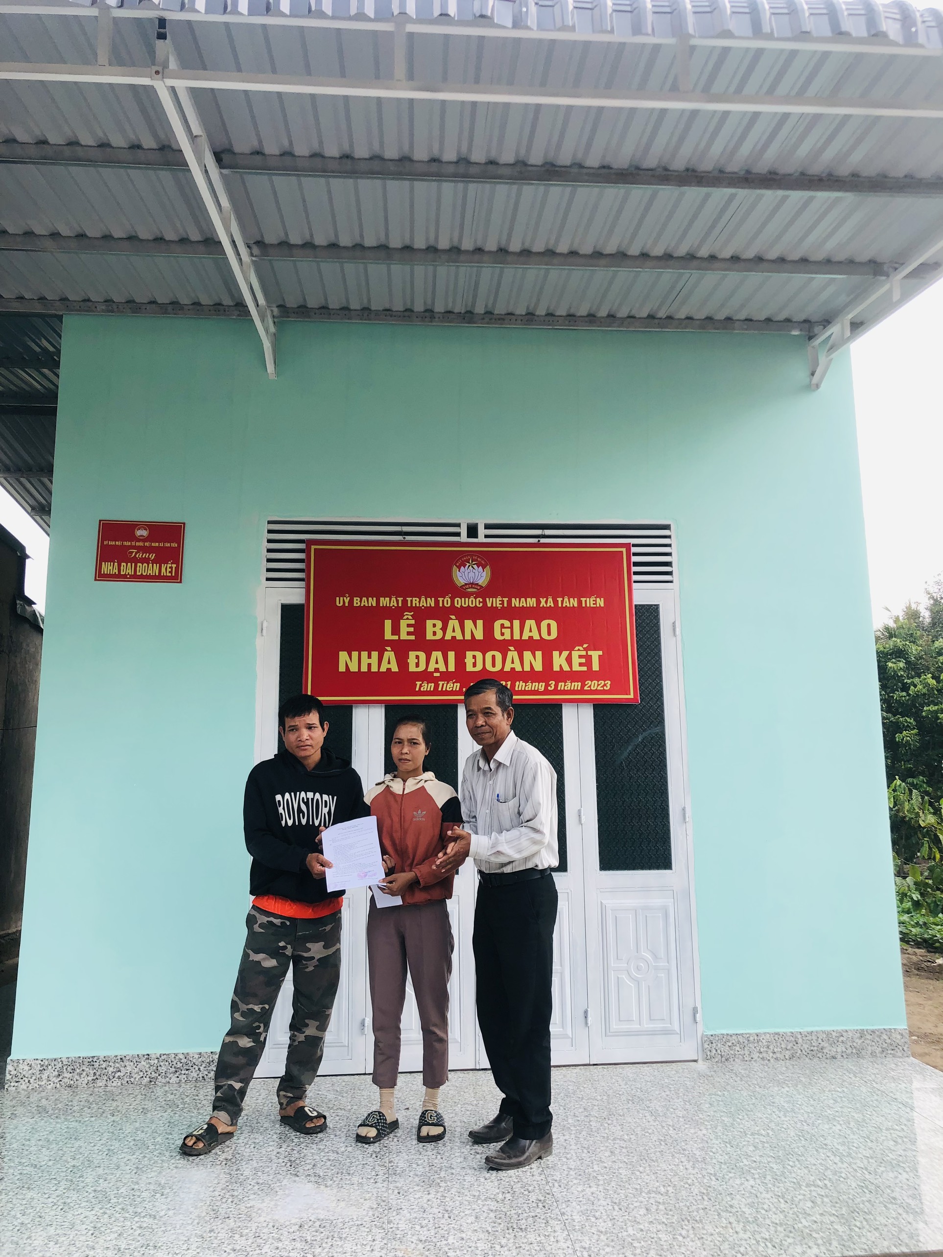 BÀN GIAO NHÀ ĐẠI ĐOÀN KẾT TẠI BUÔN KPLANG XÃ TÂN TIẾN