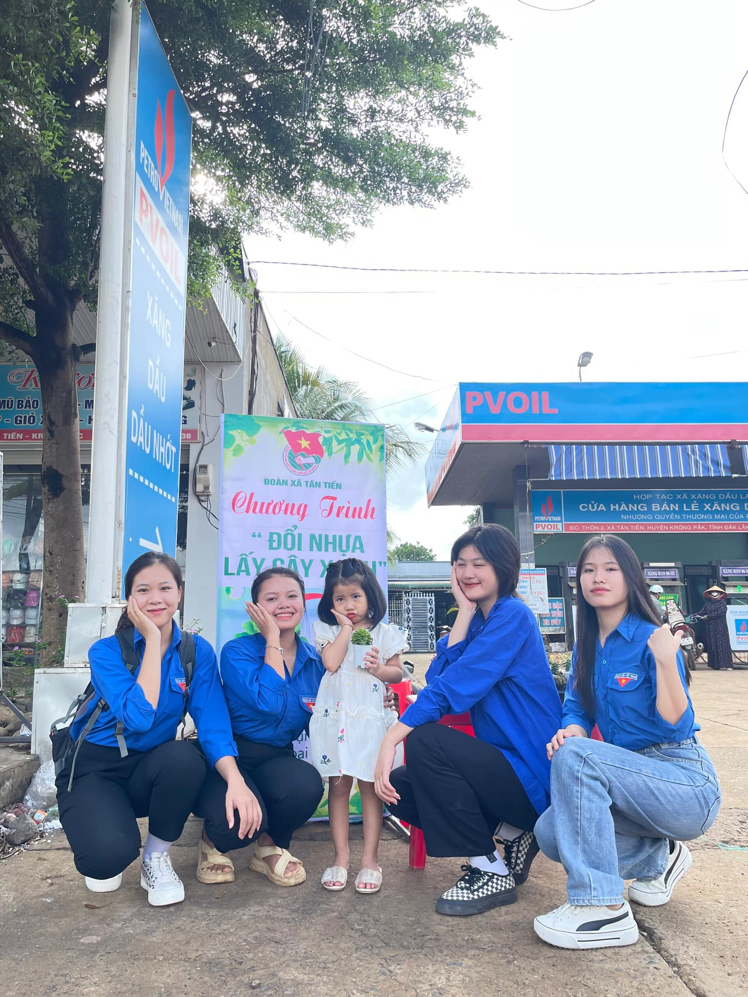 ĐOÀN THANH NIÊN XÃ TÂN TIẾN VỚI CHƯƠNG TRÌNH ĐỔI NHỰA LẤY CÂY XANH