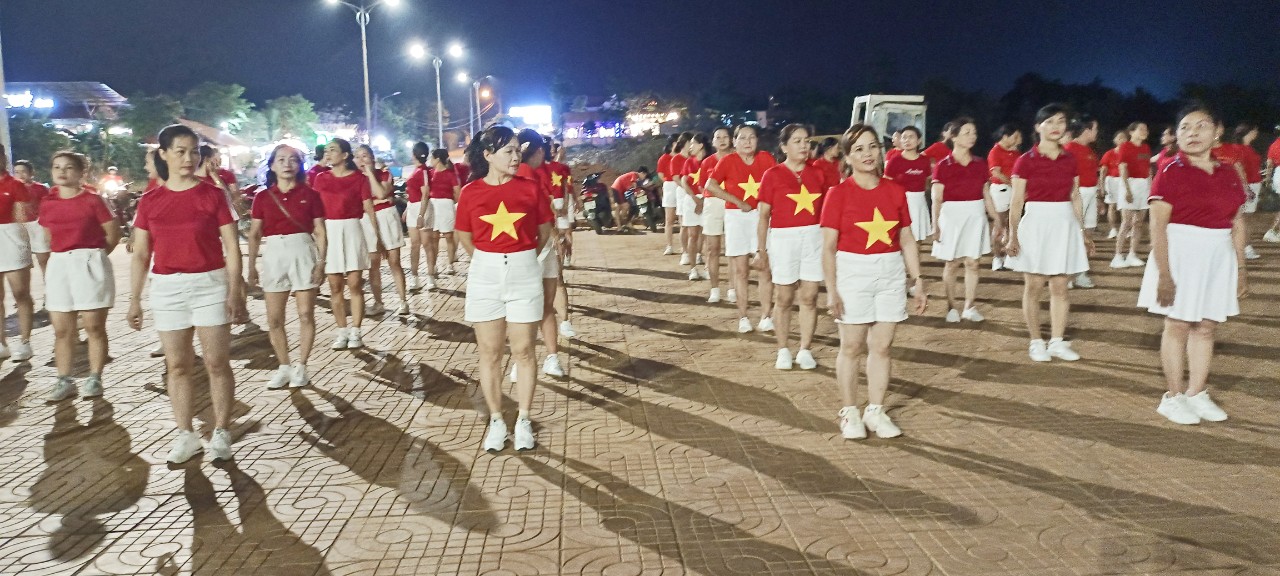HỘI LHPN XÃ TÂN TIẾN VỚI CÁC HOẠT ĐỘNG CHÀO MỪNG NGÀY GIẢI PHÓNG MIỀN NAM THỐNG NHẤT ĐẤT NƯỚC 30/4 VÀ QUỐC TẾ LAO ĐỘNG 01/5 