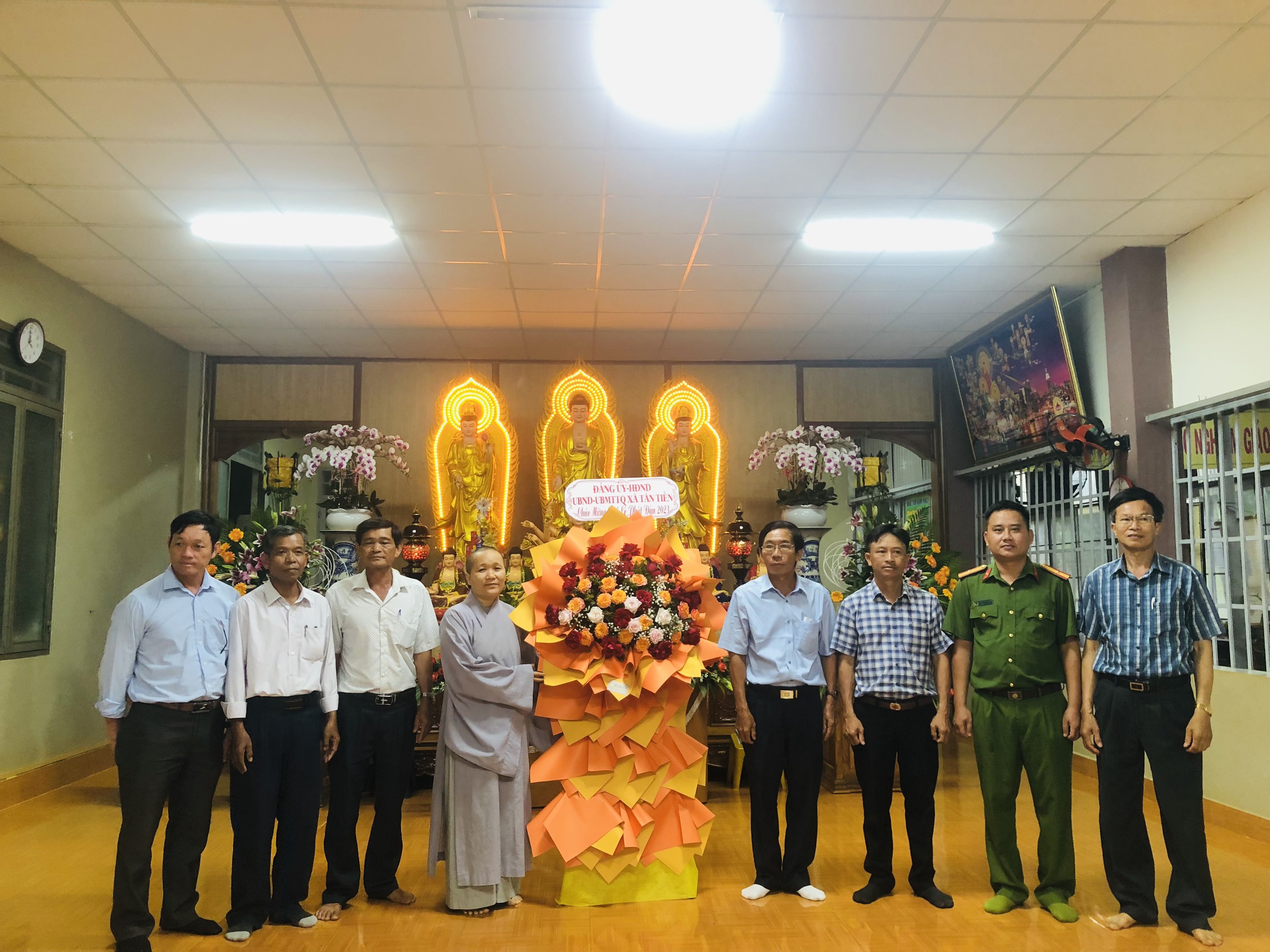 LÃNH ĐẠO XÃ TÂN TIẾN THĂM VÀ TẶNG QUÀ CHÚC MỪNG CÁC CHỨC SẮC, NHÀ TU HÀNH TẠI CÁC CHÙA, NIỆM PHẬT ĐƯỜNG NHÂN DỊP LỄ PHẬT ĐẢN NĂM 2023