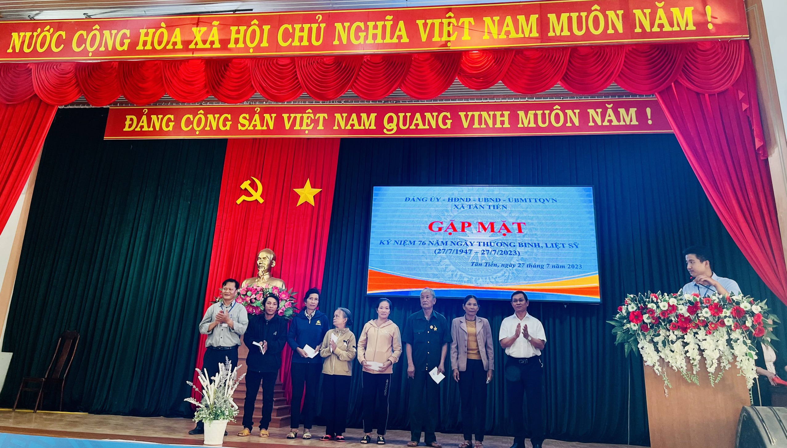 Gặp mặt, tặng quà người có công, gia đình chính sách xã Tân Tiến