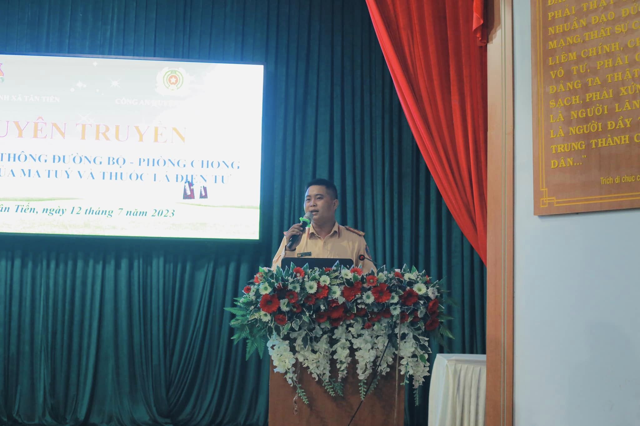 TÂN TIẾN: TUYÊN TRUYỀN LUẬT GIAO THÔNG ĐƯỜNG BỘ, PHÒNG CHỐNG TÁC HẠI MA TUÝ VÀ THUỐC LÁ ĐIỆN TỬ 