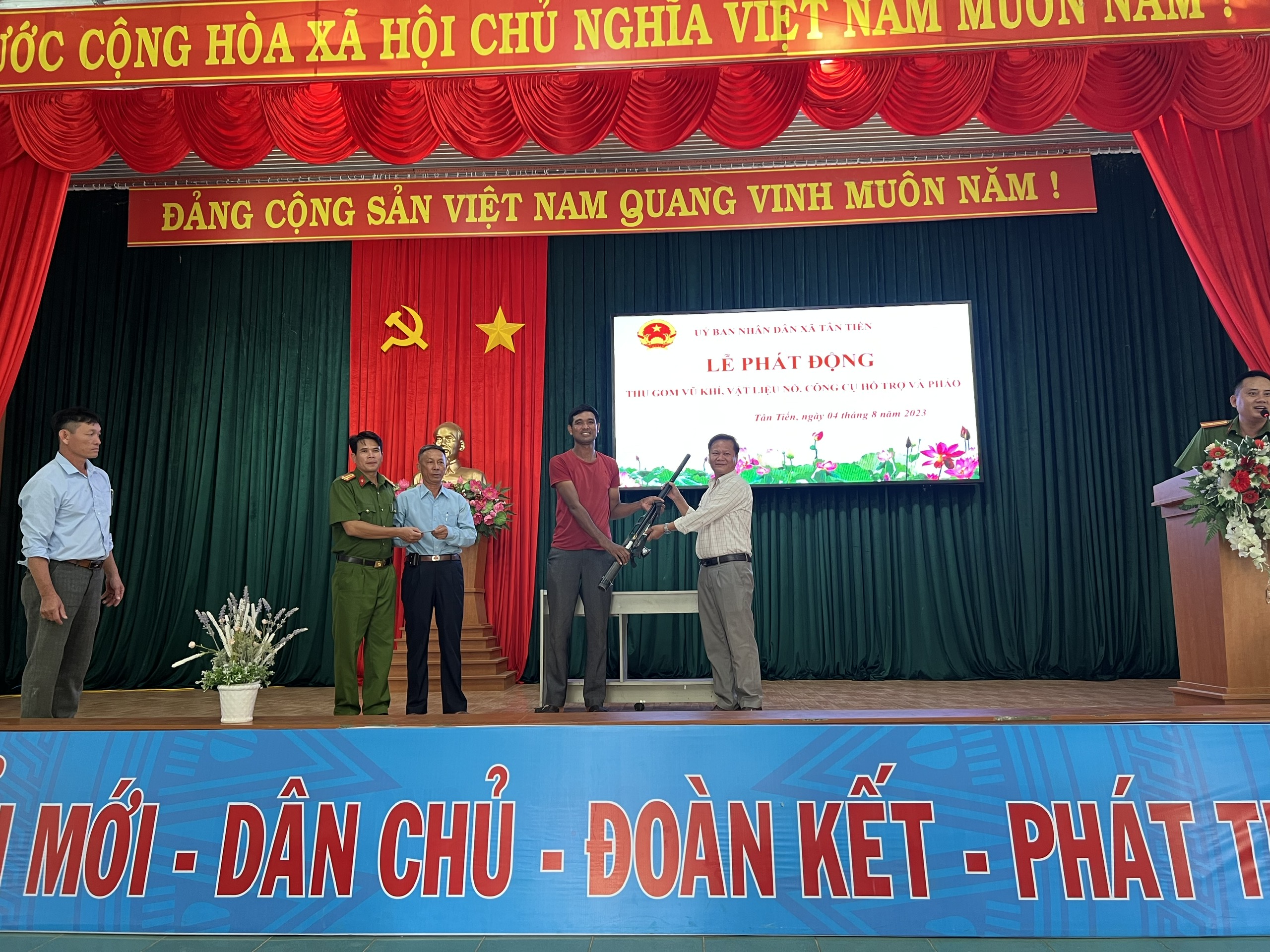 LỄ PHÁT ĐỘNG TOÀN DÂN GIAO NỘP VŨ KHÍ, VẬT LIỆU NỔ, CÔNG CỤ HỖ TRỢ VÀ PHÁO NĂM 2023