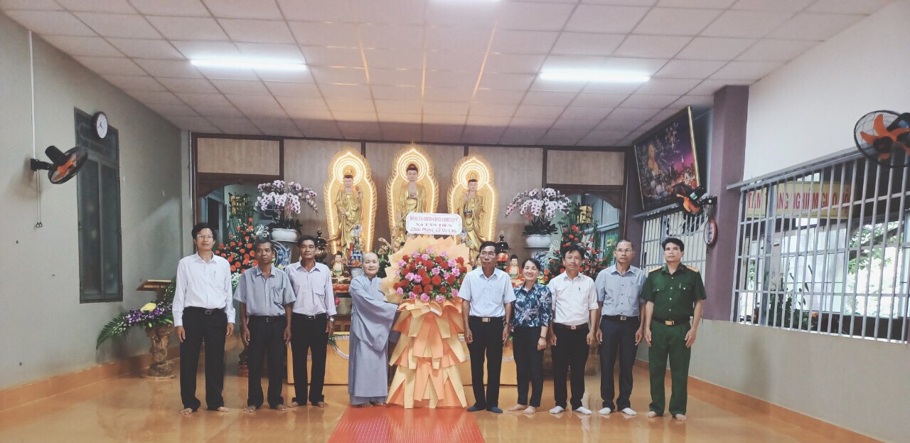 Lãnh đạo Xã Tân Tiến thăm và tặng quà các cơ sở Phật giáo nhân dịp lễ Vu lan năm 2023