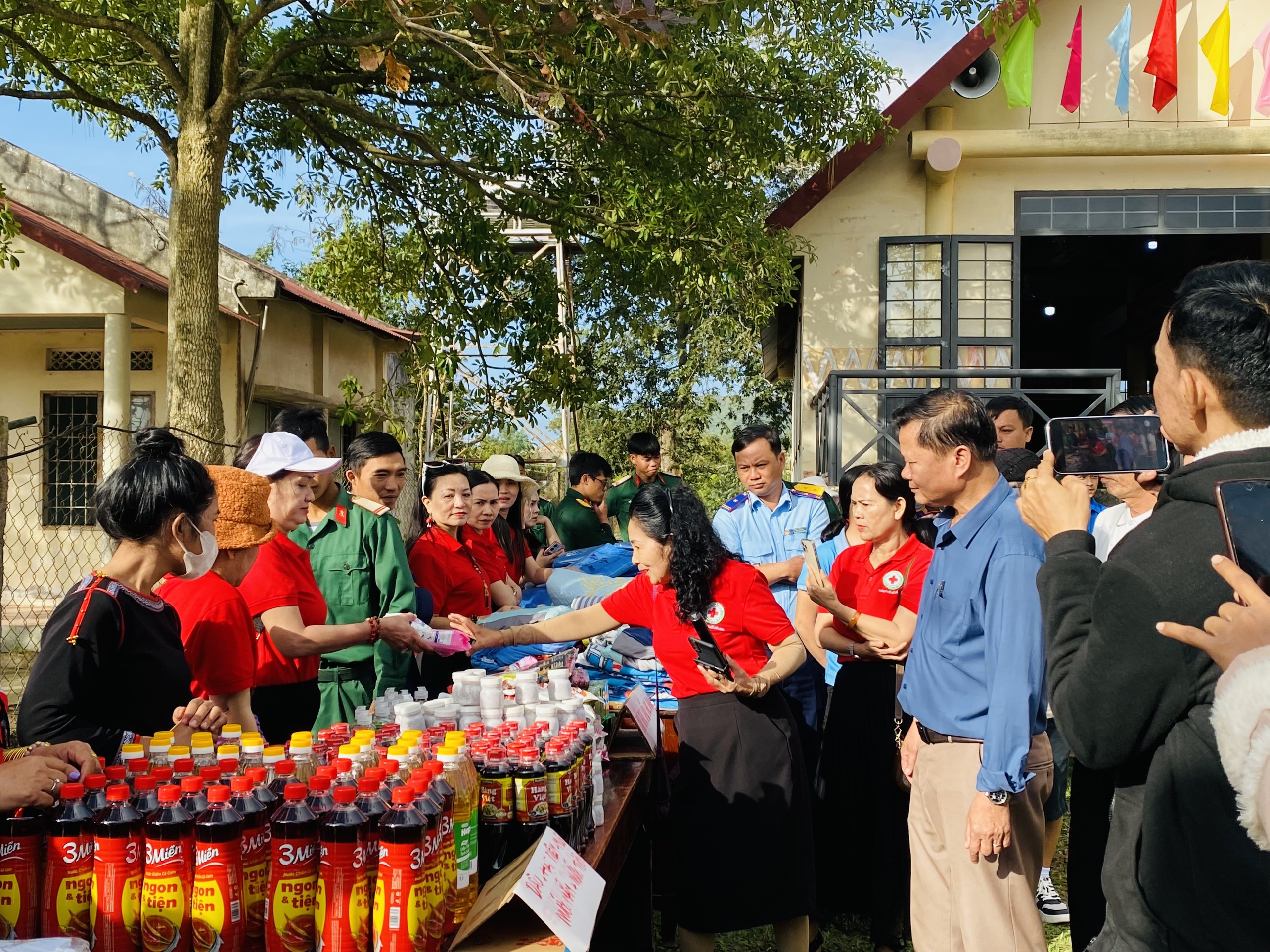 GIAN HÀNG 0 ĐỒNG "TẾT NHÂN ÁI" VÌ NGƯỜI NGHÈO TẠI XÃ TÂN TIẾN