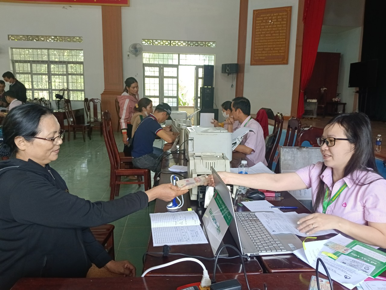HỘI LHPN XÃ TÂN TIẾN PHỐI HỢP NGÂN HÀNG CSXH  THỰC HIỆN CHƯƠNG TRÌNH TÍN DỤNG,NÂNG CAO CHẤT LƯỢNG HOẠT ĐỘNG, SỬ DỤNG VỐN VAY CÓ HIỆU QUẢ .