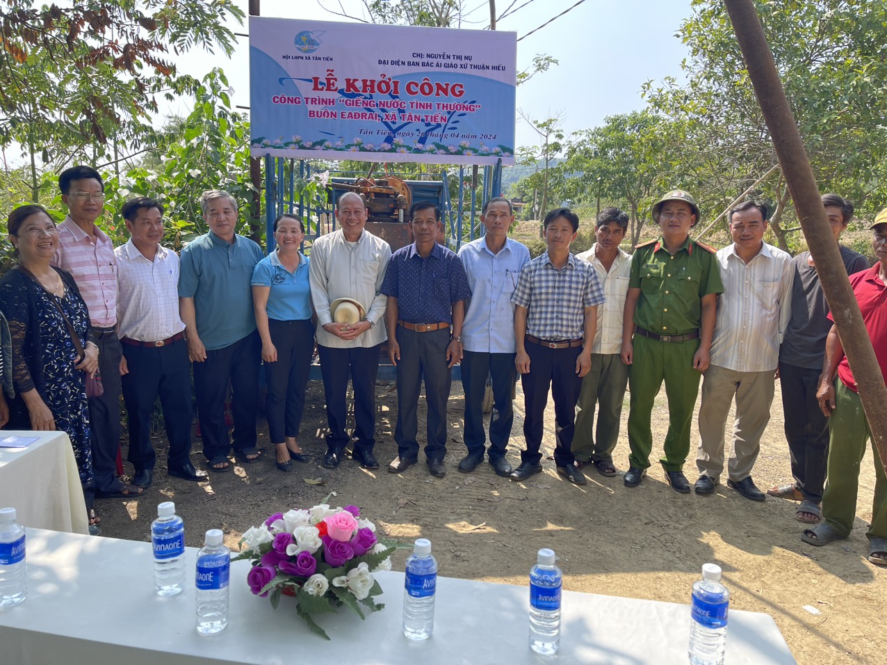 LỄ KHỞI CÔNG XÂY DỰNG CÔNG TRÌNH "GIẾNG NƯỚC TÌNH THƯƠNG" TẠI BUÔN EADRAI, XÃ TÂN TIẾN.