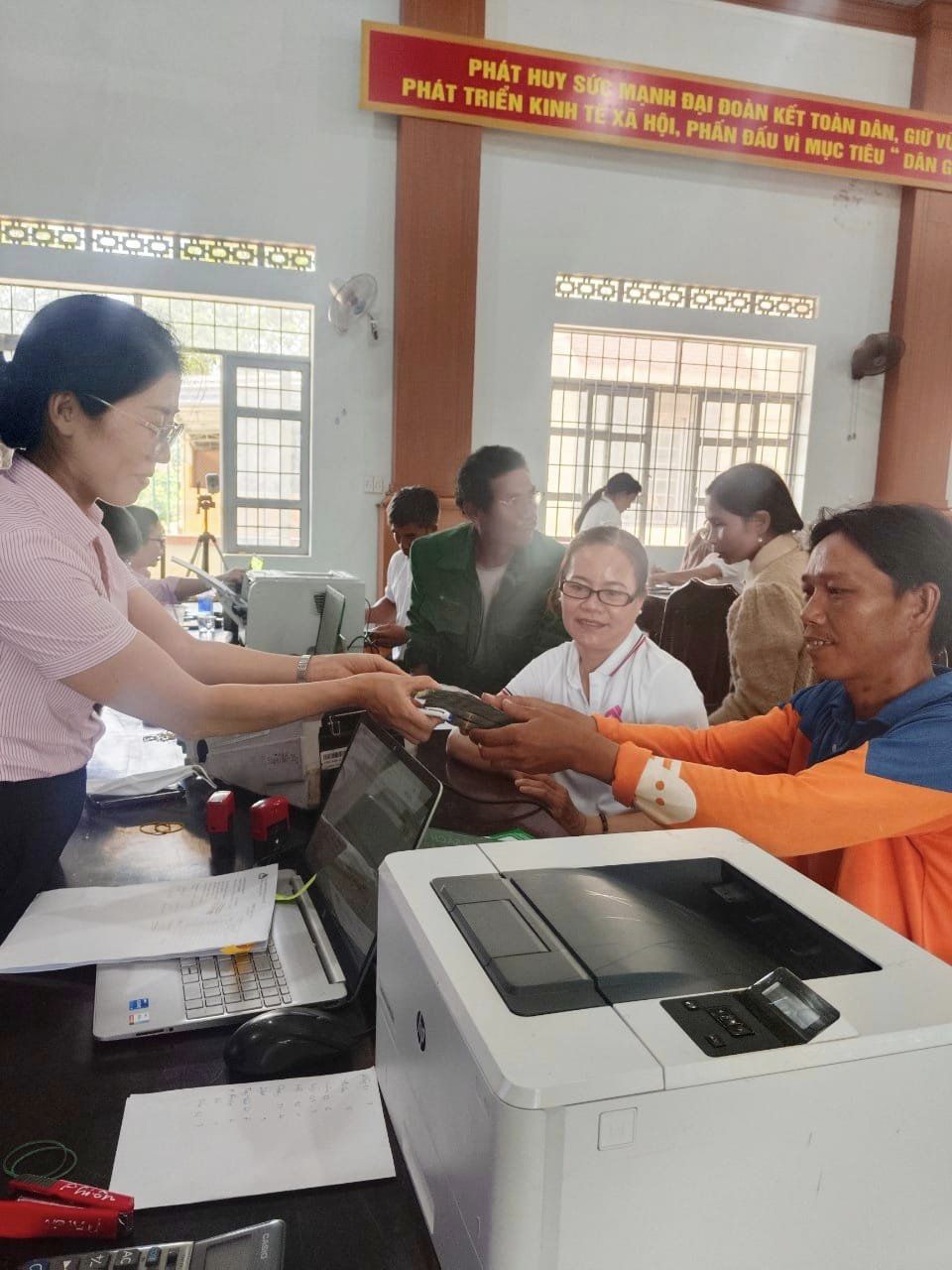 Hội LHPN xã Tân Tiến phối hợp tuyên truyền, hỗ trợ cho đối tượng lầm lỡ tái hoà nhập cộng đồng tiếp cận vốn vay NHCS xã hội.
