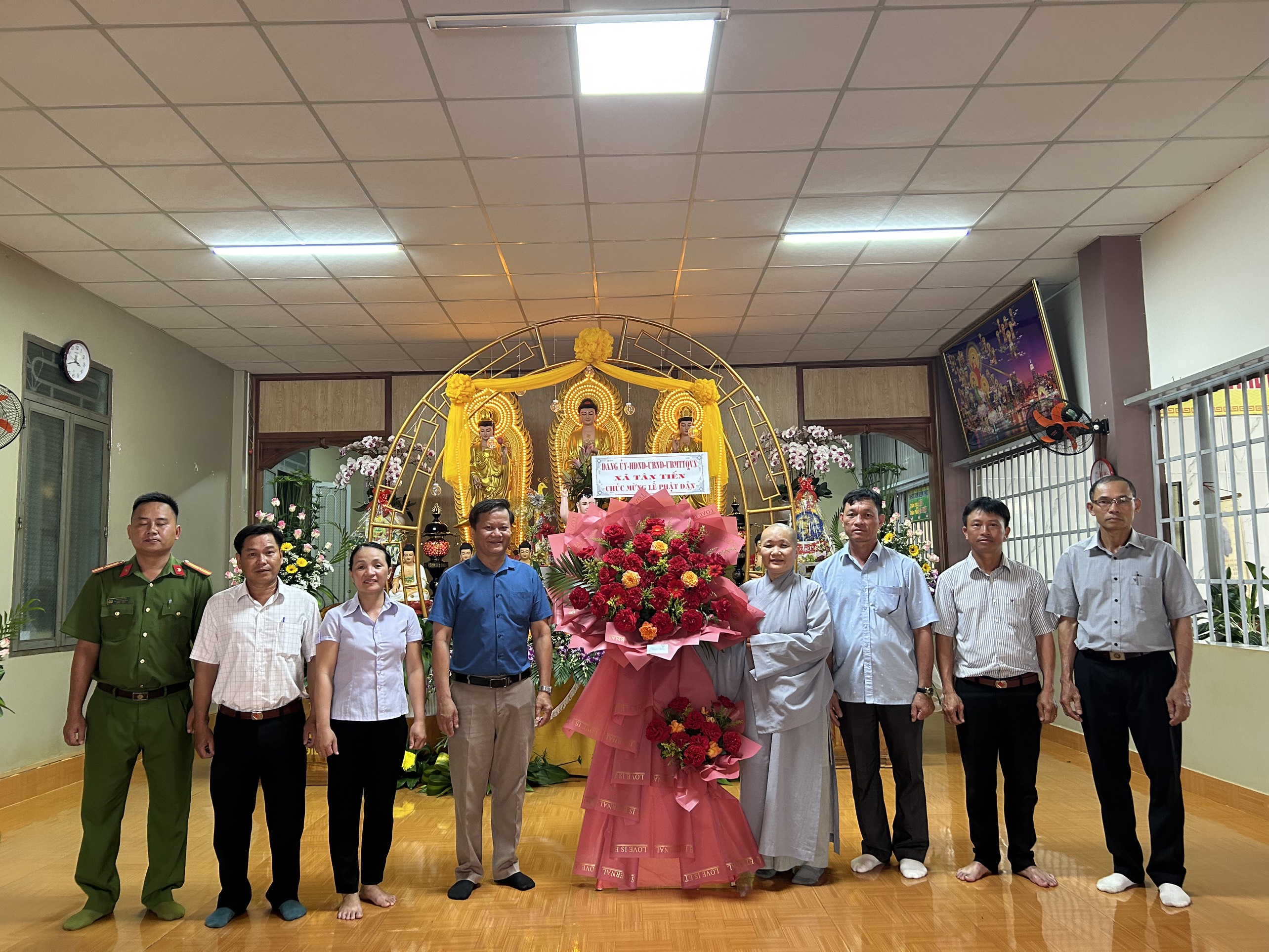 LÃNH ĐẠO XÃ TÂN TIẾN THĂM VÀ TẶNG QUÀ CHÚC MỪNG CÁC CHỨC SẮC, NHÀ TU HÀNH TẠI CÁC CHÙA, NIỆM PHẬT ĐƯỜNG NHÂN DỊP LỄ PHẬT ĐẢN NĂM 2024