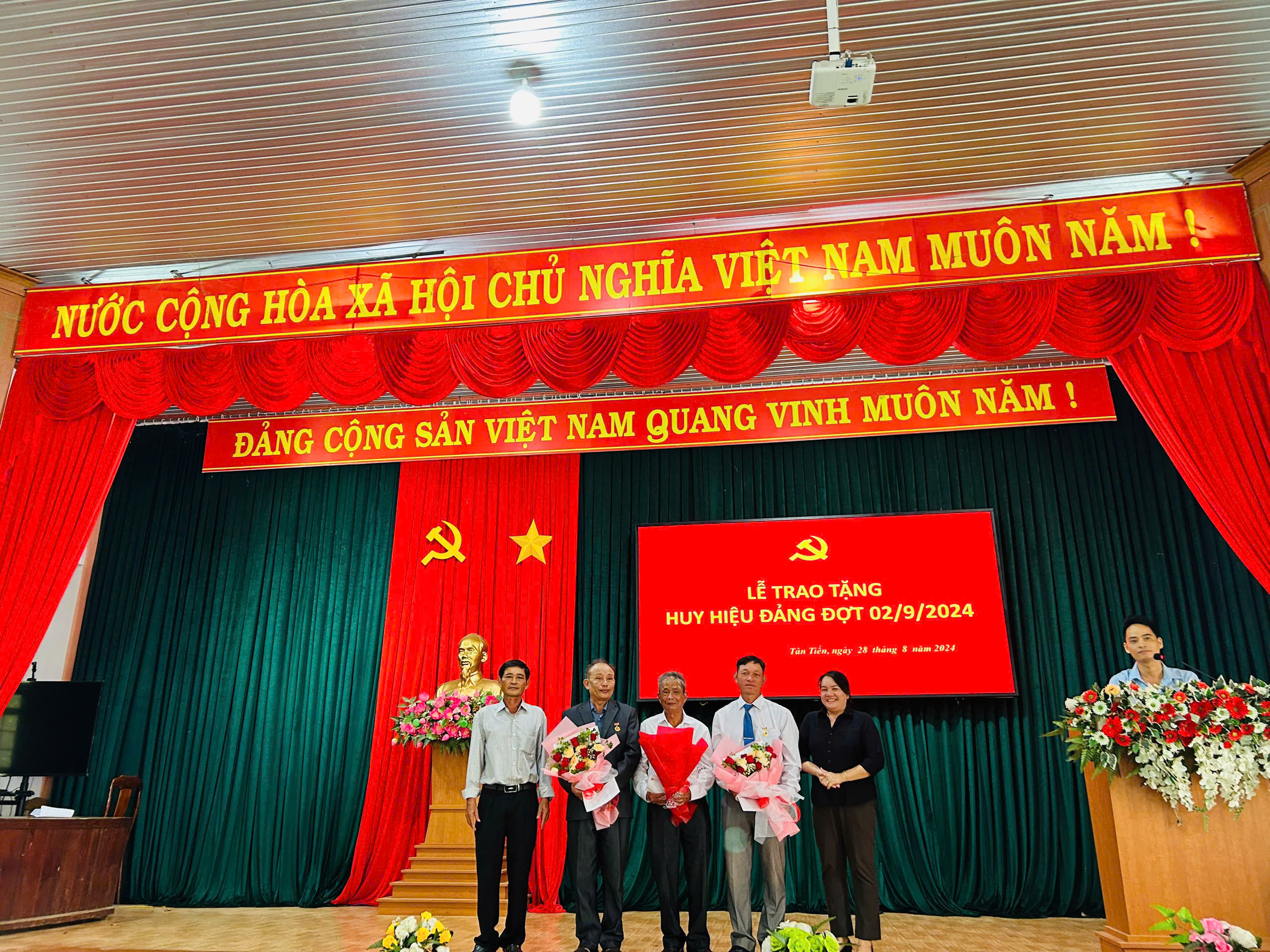 Đảng ủy xã Tân Tiến trao tặng Huy hiệu Đảng đợt 02/9