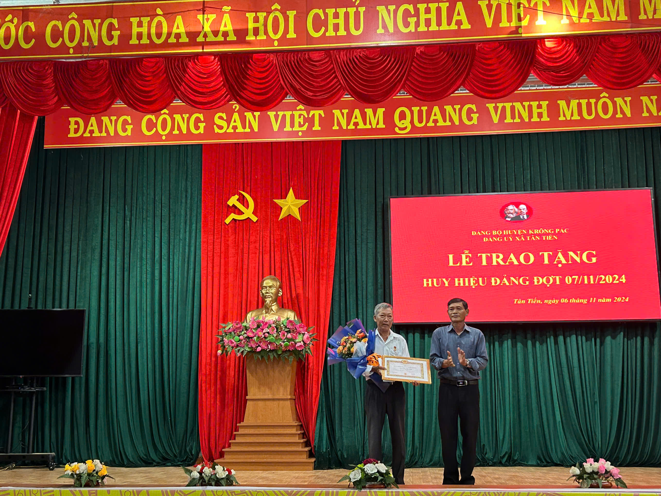 ĐẢNG ỦY XÃ TÂN TIẾN TỔ CHỨC LỄ TRAO HUY HIỆU ĐẢNG ĐỢT 07/11/2024