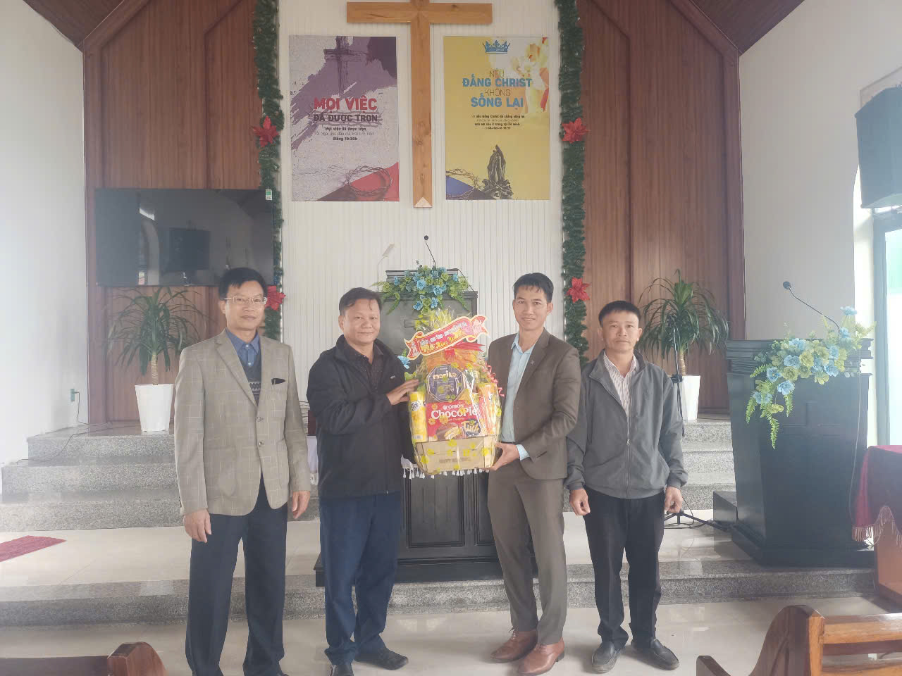 Lãnh đạo xã Tân Tiến thăm, chúc Tết cơ sở tín ngưỡng, tôn giáo nhân dịp Tết Nguyên đán Ất tỵ năm 2025