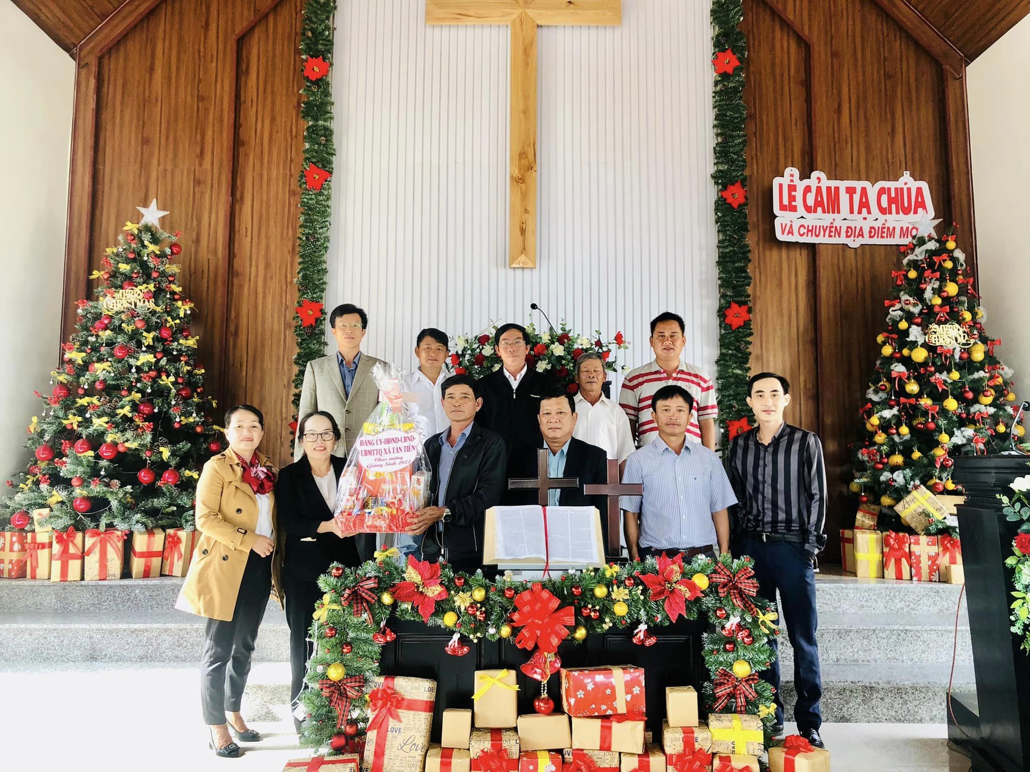 ĐẢNG UỶ- HĐND-UBND-UBMTTQVN VÀ CÁC BAN NGÀNH ĐOÀN THỂ THĂM VÀ TẶNG QUÀ NHÂN DỊP LỄ GIÁNG SINH NĂM 2022