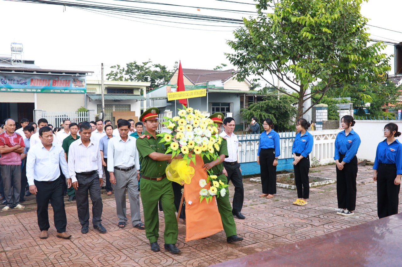 TÂN TIẾN: VIẾNG BIA GHI DANH CÁC ANH HÙNG, LIỆT SĨ XÃ NHÂN DỊP 27/7