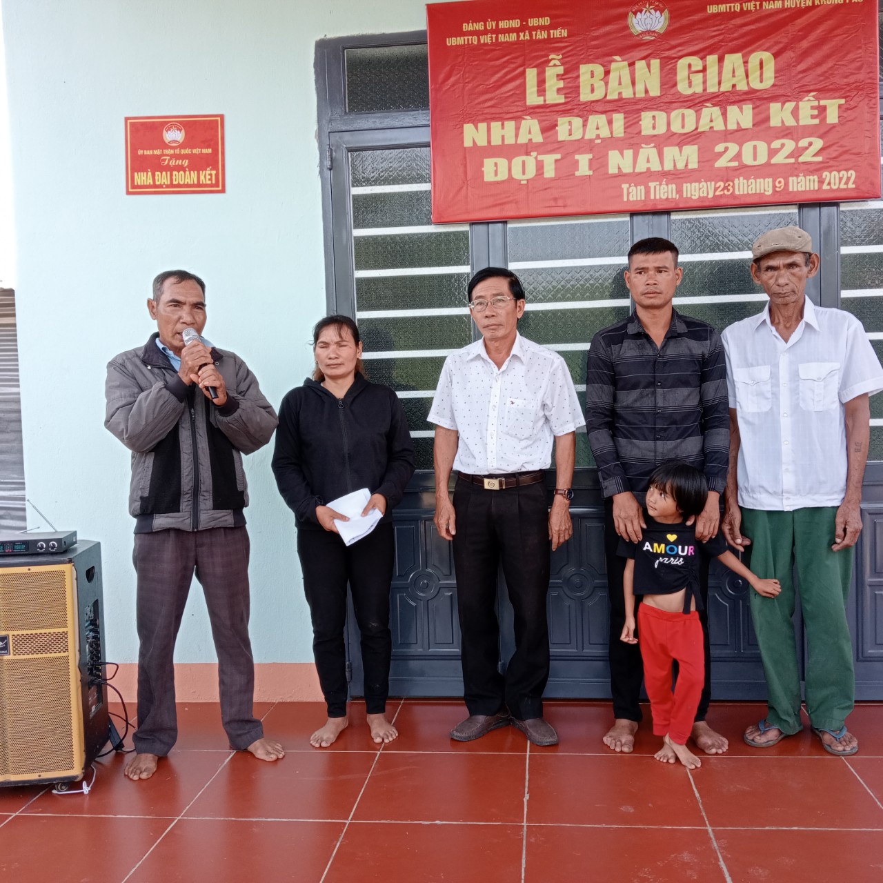 Mặt trận xã Tân Tiến bàn giao nhà Đại đoàn kết cho hộ nghèo khó khăn về nhà ở trên địa bàn xã