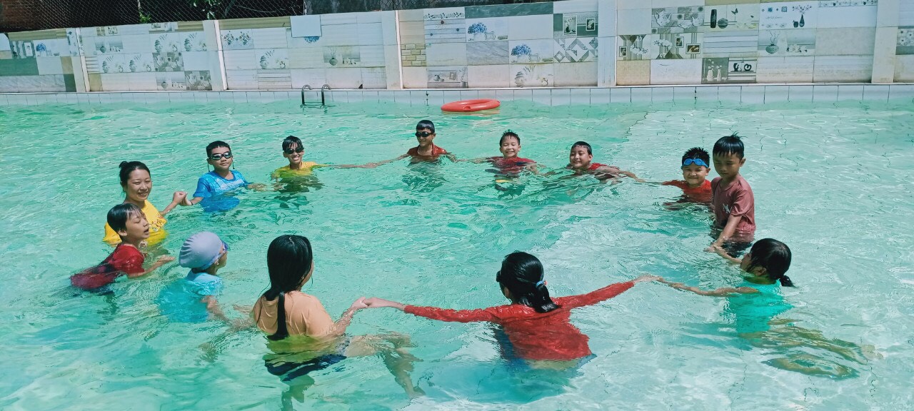 Đoàn thanh niên xã Tân Tiến tổ chức bế giảng lớp học bơi cho trẻ em dịp hè năm 2022