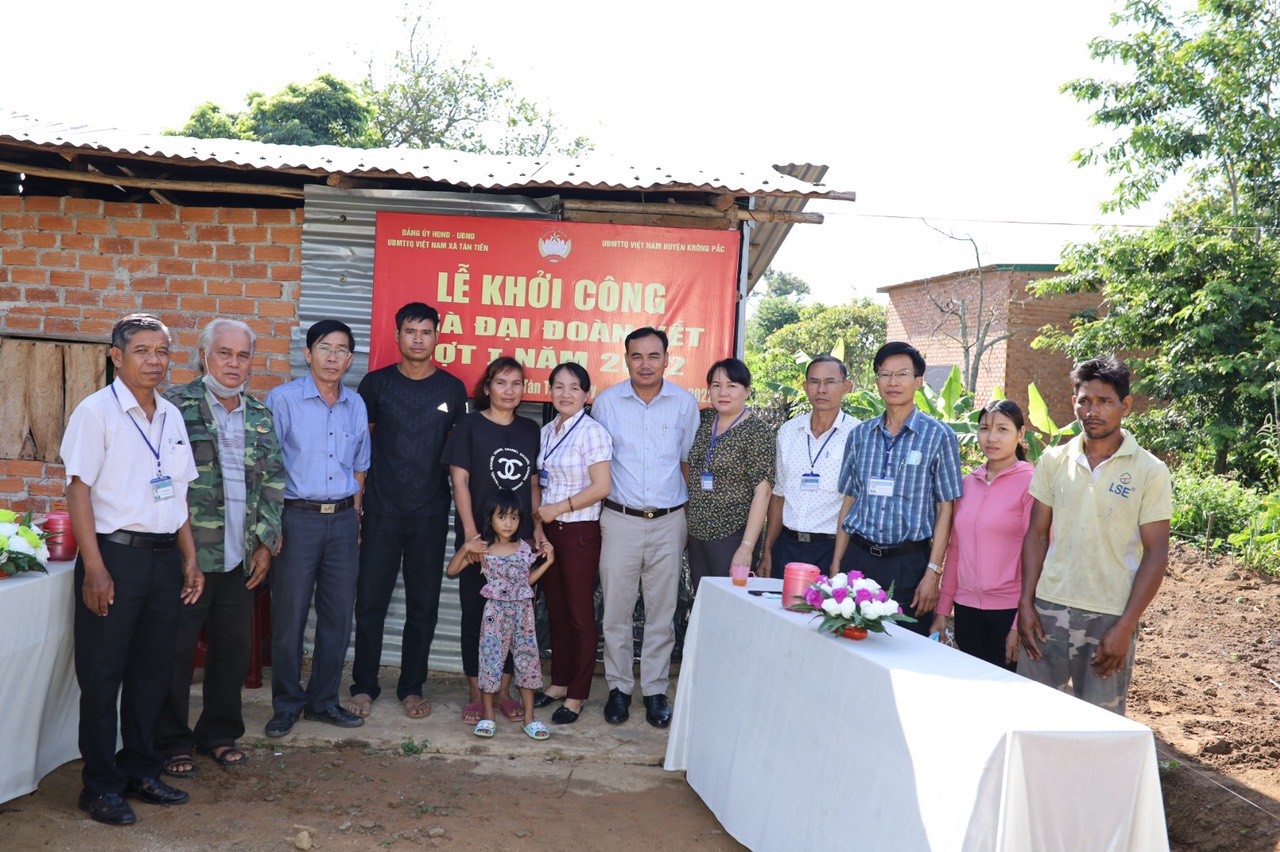 LỄ KHỞI CÔNG NHÀ ĐẠI ĐOÀN KẾT TẠI XÃ TÂN TIẾN