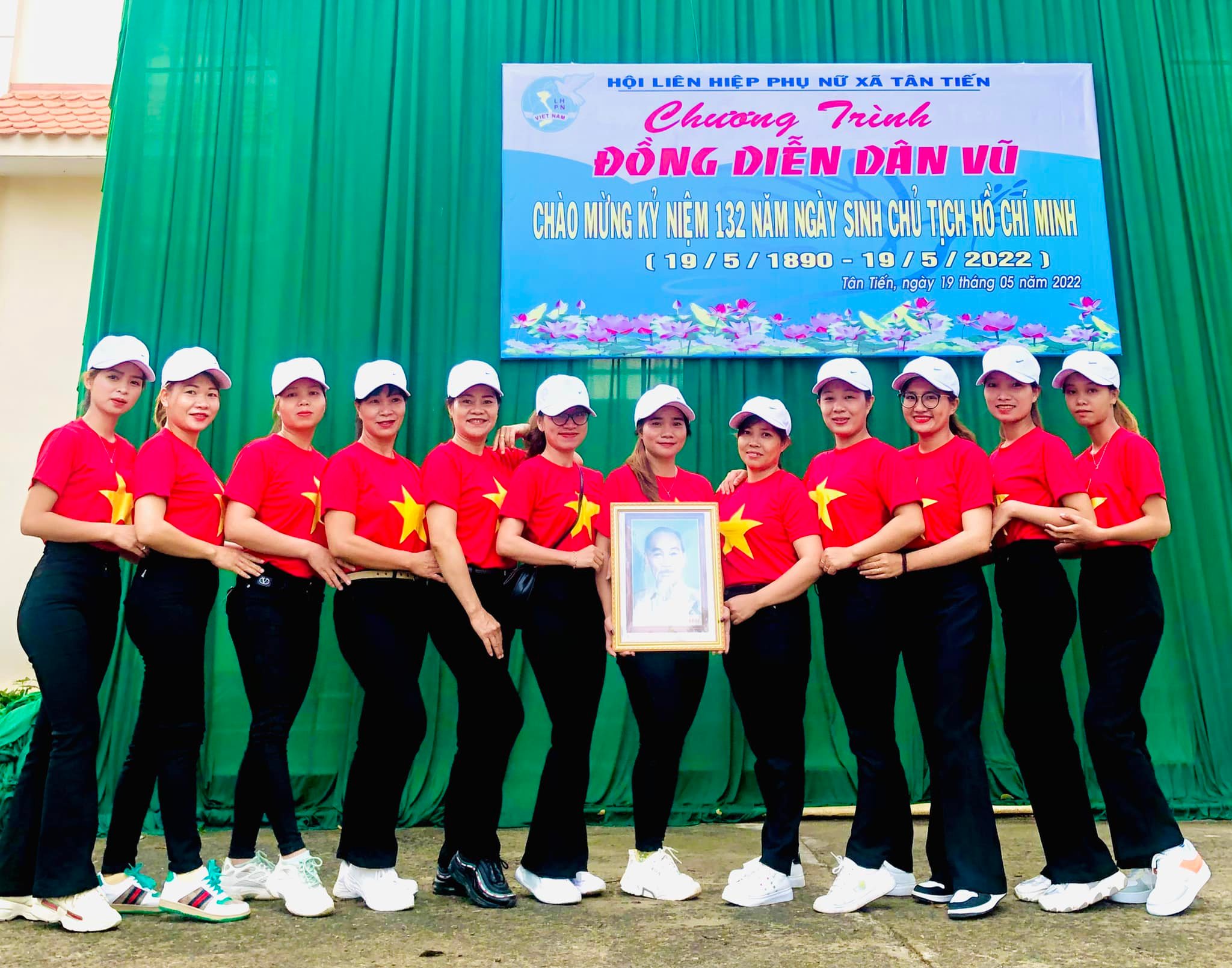 HỘI LHPN XÃ TÂN TIẾN TỔ CHỨC CHƯƠNG TRÌNH ĐỒNG DIỄN DÂN VŨ CHÀO MỪNG KỶ NIỆM 132 NĂM NGÀY SINH CHỦ TỊCH HỒ CHÍ MINH