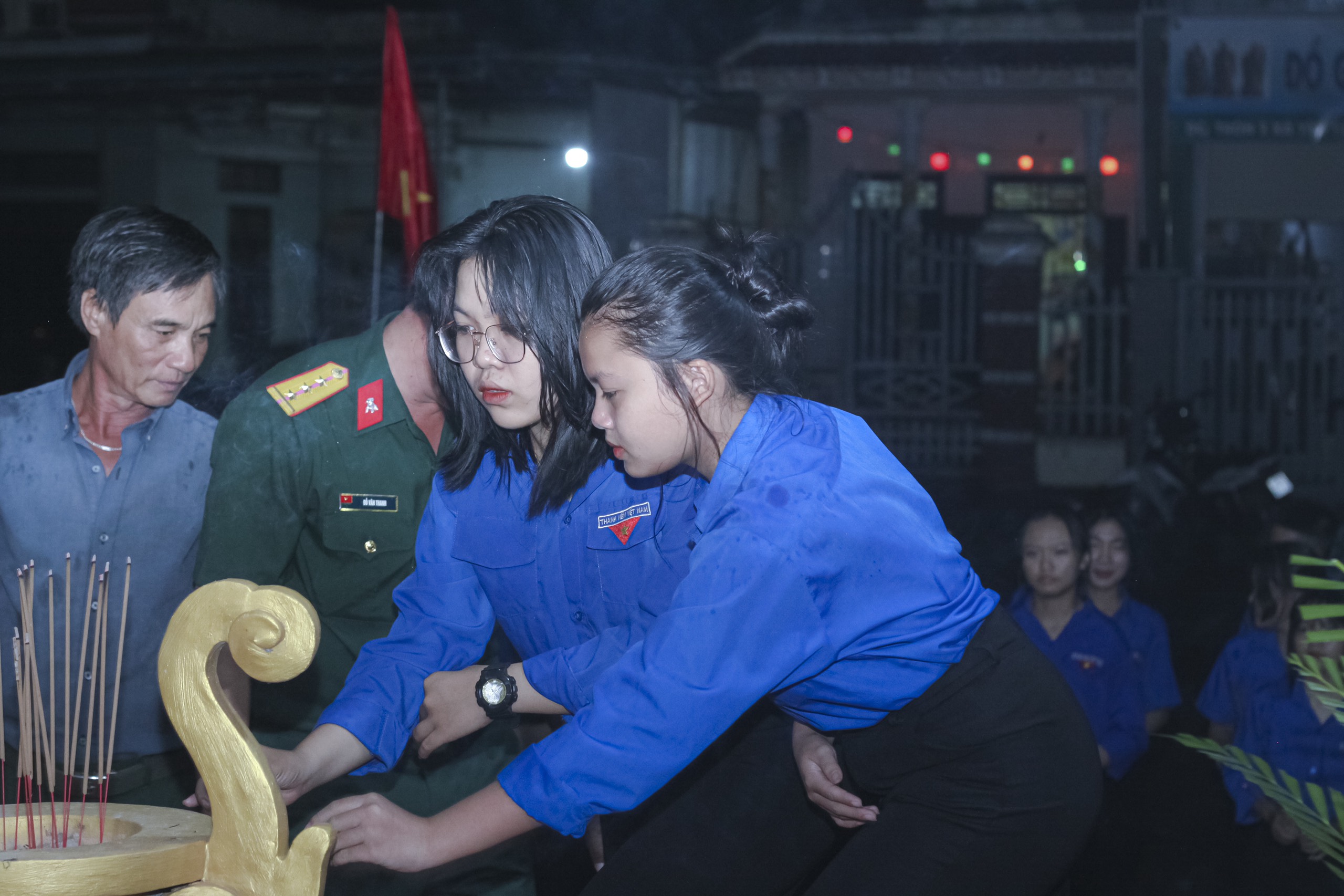 Tuổi trẻ Tân Tiến thắp nén tri ân các anh hùng liệt sĩ