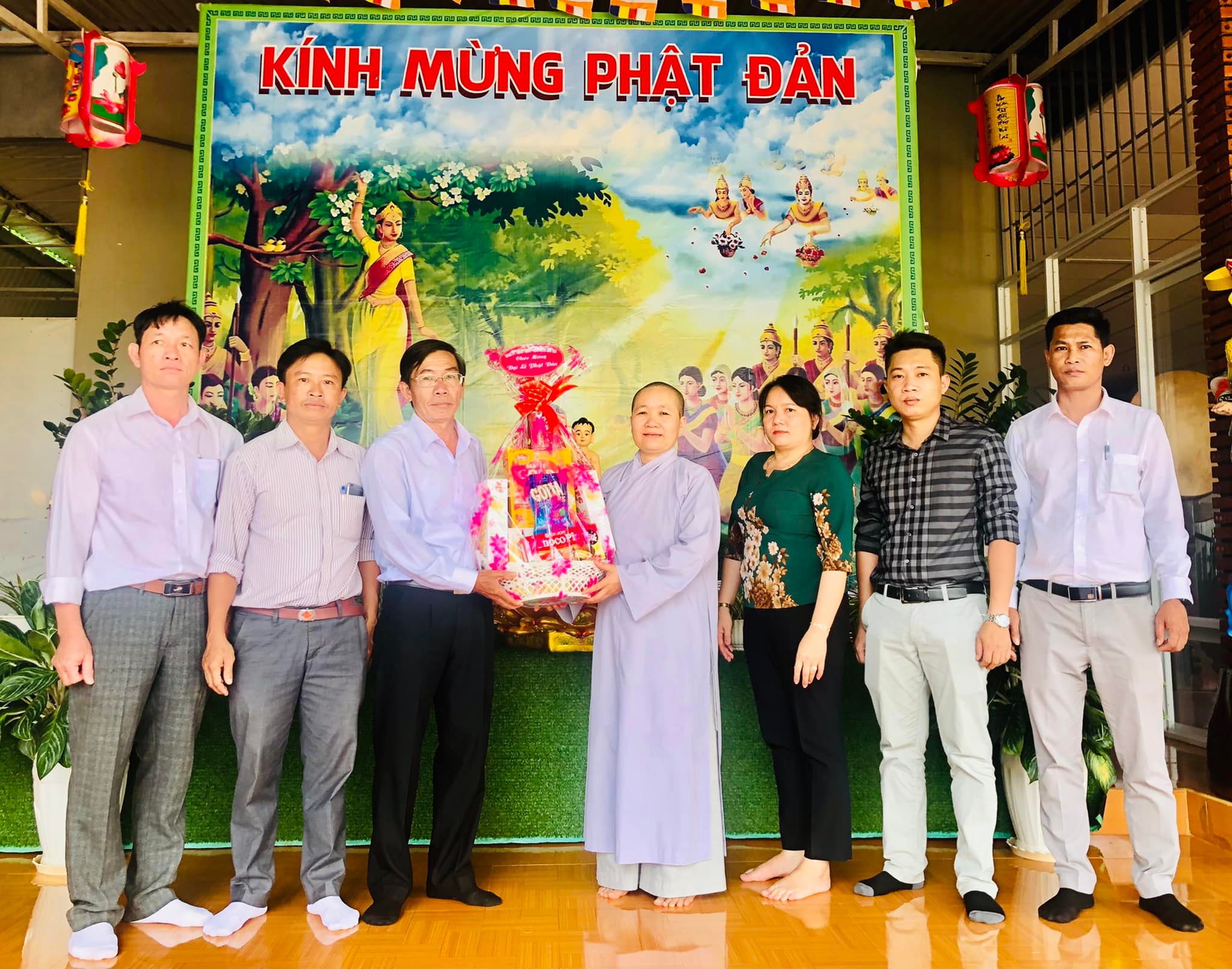 LÃNH ĐẠO XÃ TÂN TIẾN THĂM VÀ TẶNG QUÀ CHÚC MỪNG CÁC CHỨC SẮC, NHÀ TU HÀNH TẠI CÁC CHÙA NHÂN DỊP LỄ PHẬT ĐẢN NĂM 2022