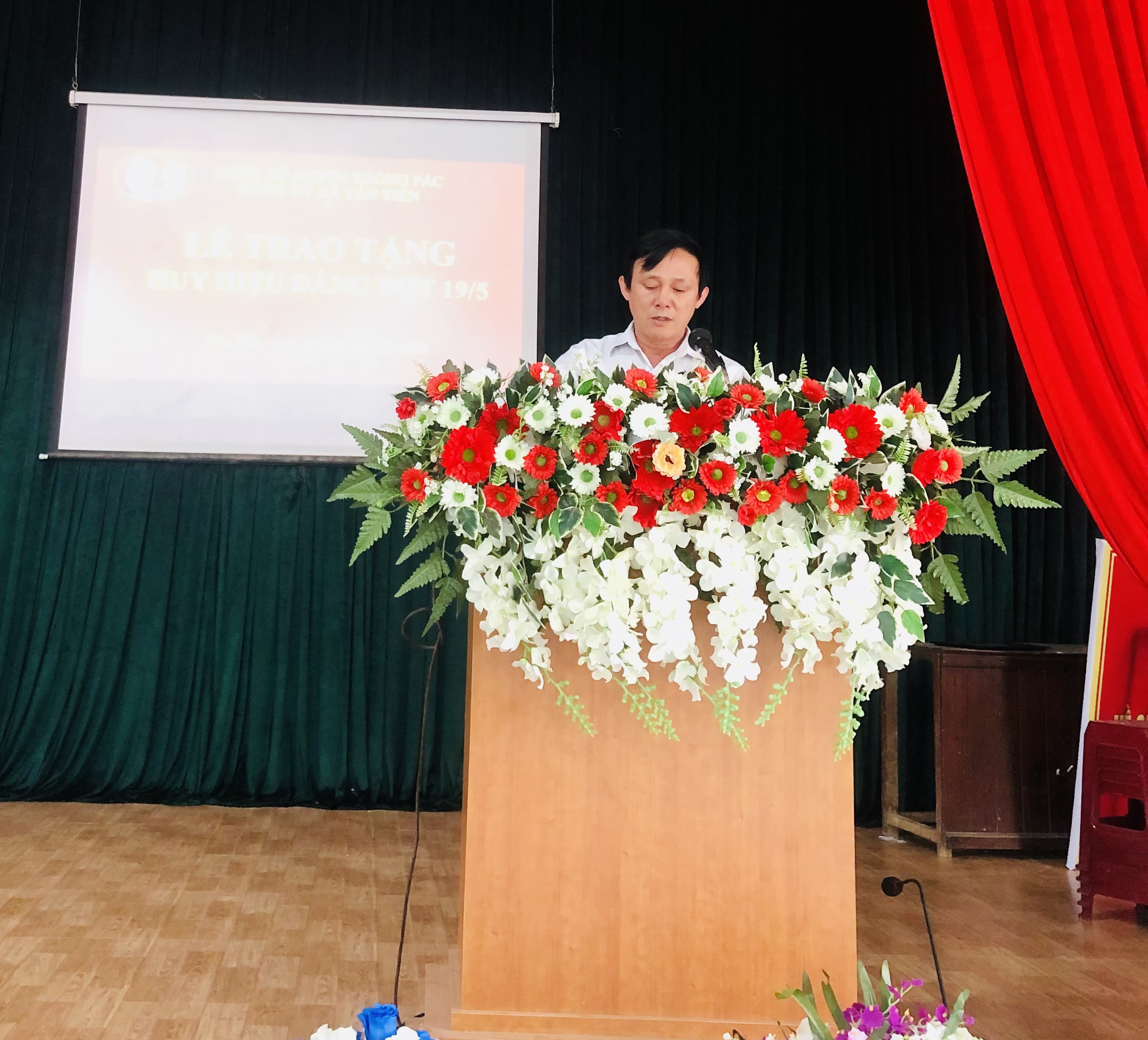 ĐẢNG UỶ XÃ TÂN TIẾN TỔ CHỨC LỄ TRAO TẶNG HUY HIỆU ĐẢNG ĐỢT 19/5