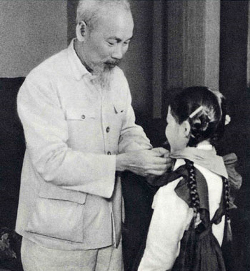 anh-bac-ho-den-trang-dep_042444046