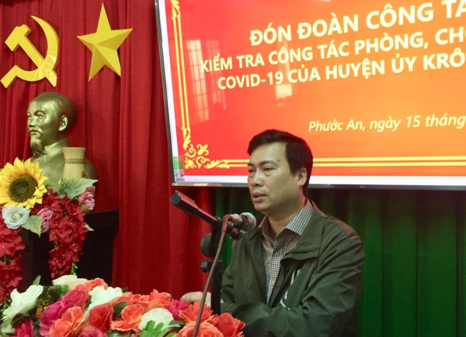 Đồng chí Trần Hồng Tiến - Bí thư Huyện ủy, kiểm tra công tác phòng chống Covid-19 tại các trường học