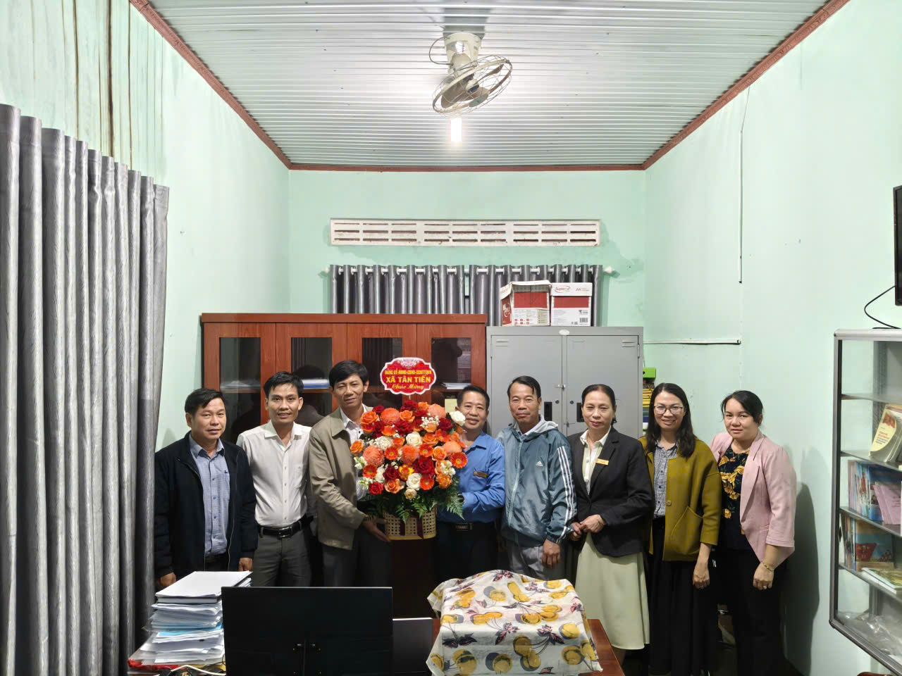 Lãnh đạo xã Tân Tiến gặp mặt chúc mừng kỷ niệm 43 năm ngày Nhà giáo Việt Nam