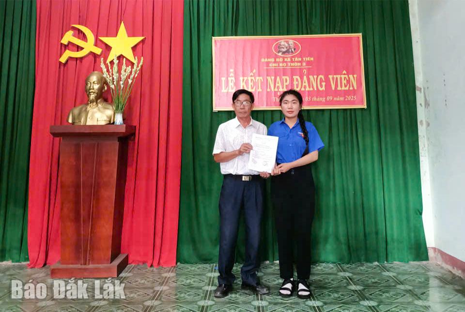 Xã Tân Tiến: Hoàn thành vượt chỉ tiêu kết nạp đảng viên năm 2025