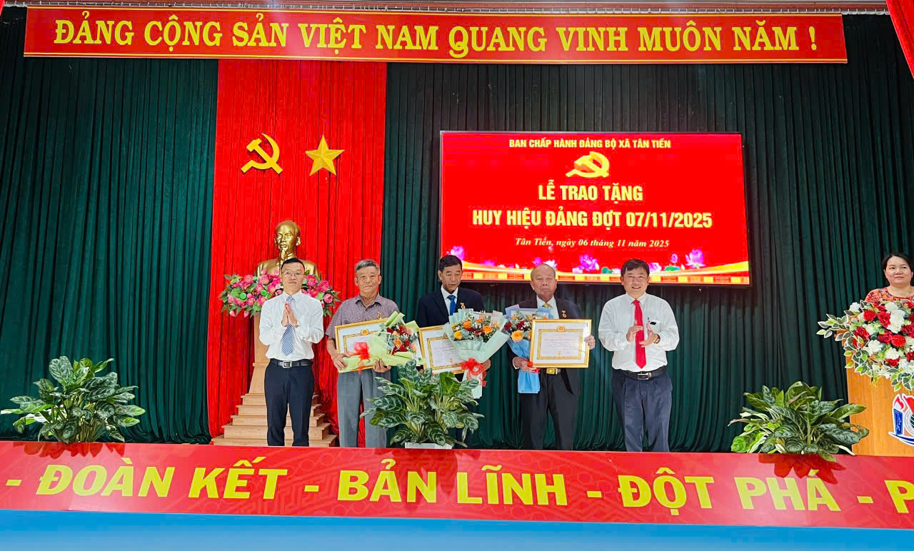 Ban Thường vụ Đảng uỷ xã Tân Tiến tổ chức lễ trao tặng huy hiệu Đảng đợt 07/11/2025